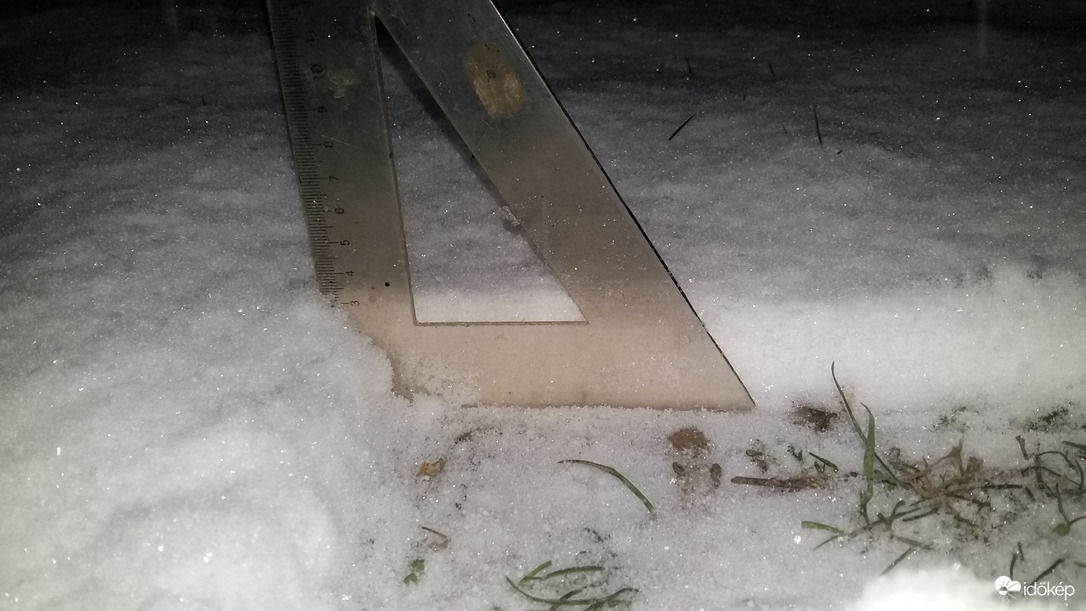 Mérsékelt hógyarapodás 3-4cm.