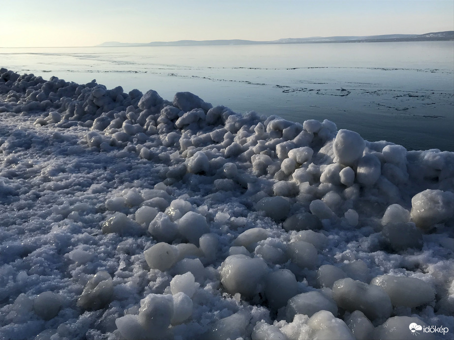 Jéggömbök a balatonföldvári parton