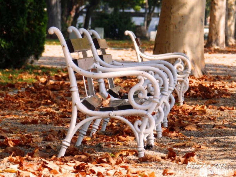 október a parkban