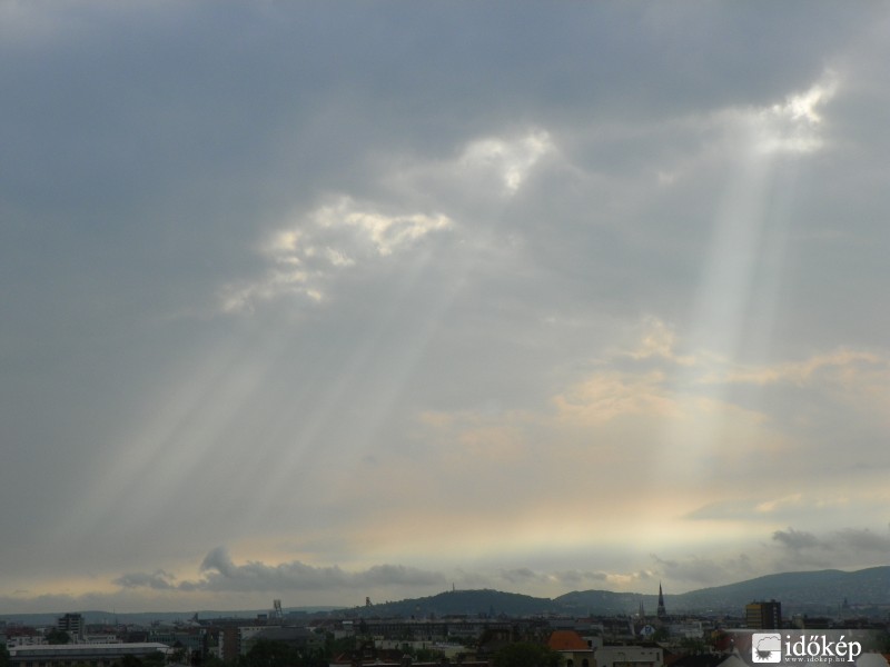 Érkezik a front Budapestre (+ szivárvány a horizonton a Gellért-hegy felett)