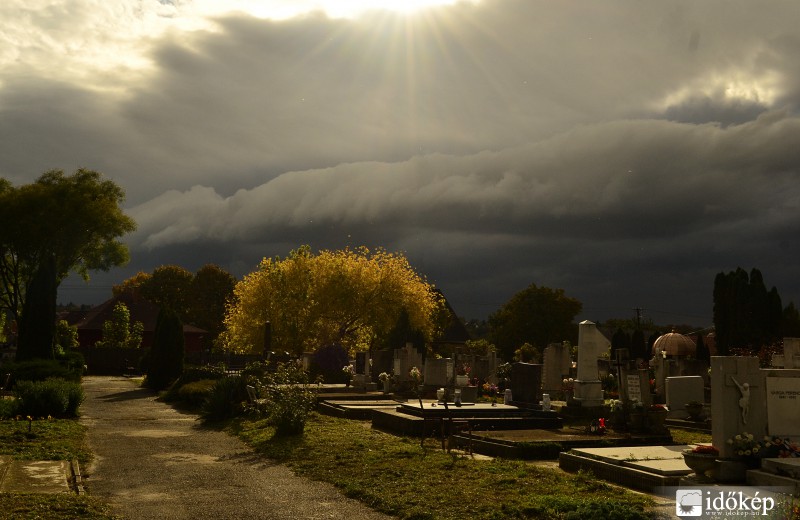 Októberi peremfelhő