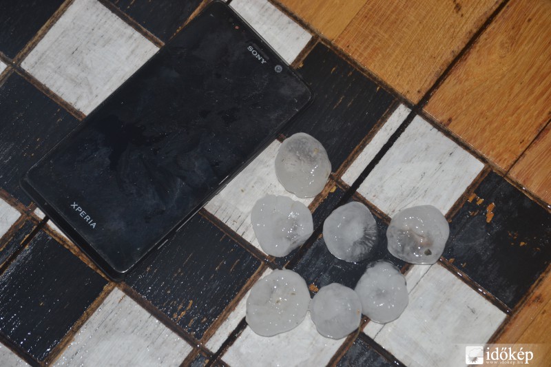 Kaposvárt ledarálta a 3-5 cm jég