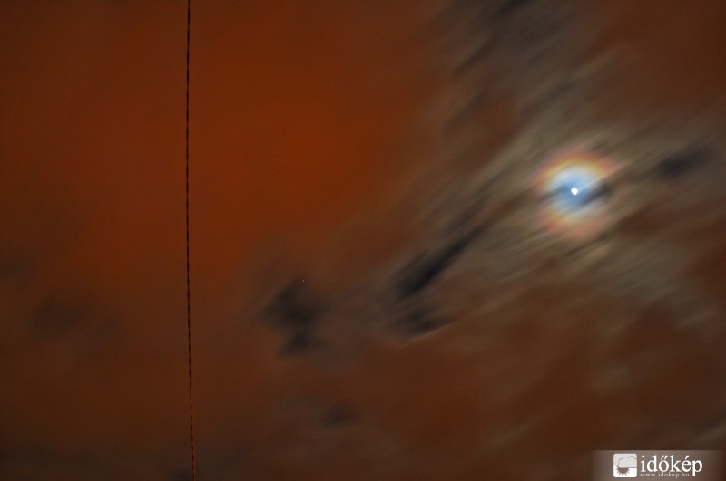 Vonuló felhők és a hold