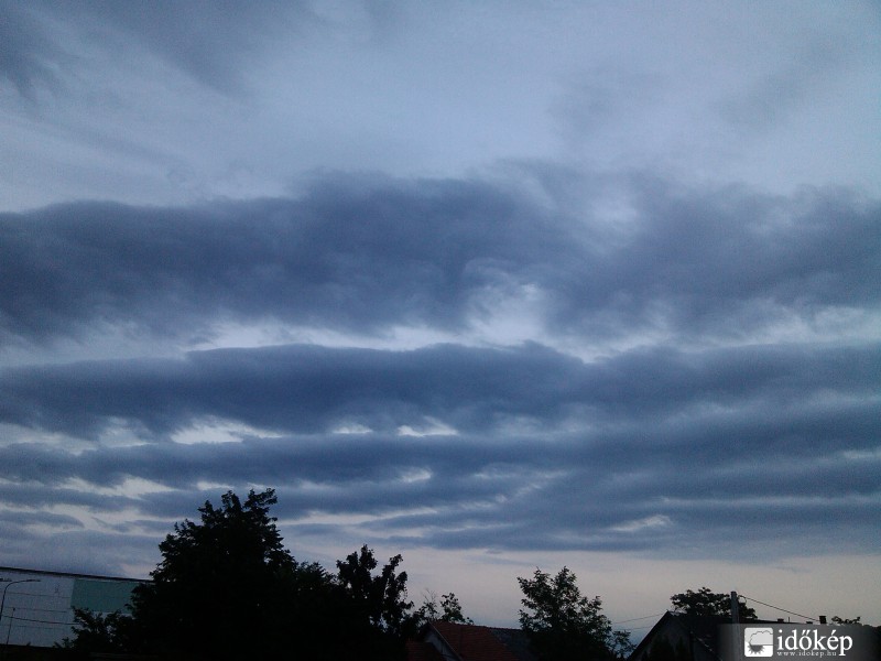 Stratocumulus undulatusok érdekes örvénylésekkel (K-H?)