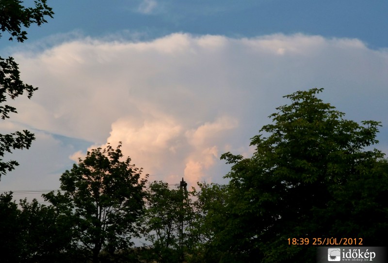 Felhőoszlop Balatongyörökről