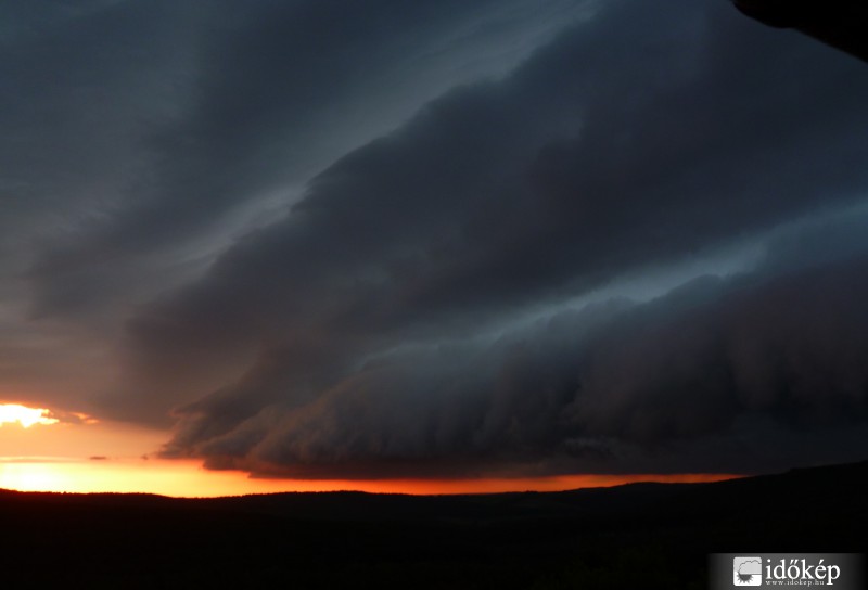 Napfelkelte és zivatar
