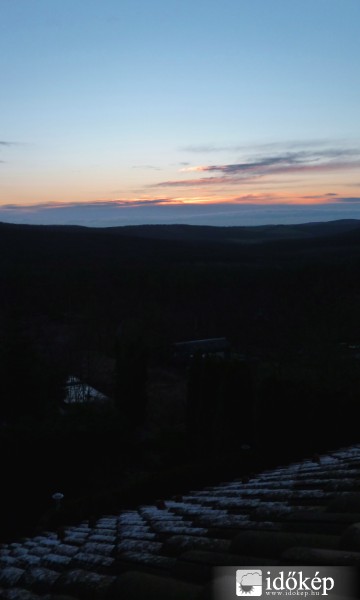 Gödöllői napkelte hóval a tetőn