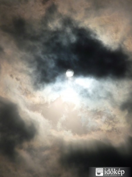 Mai irizáció Gödöllő felett