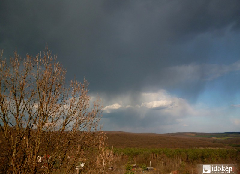 Napsütés és sötét felhők