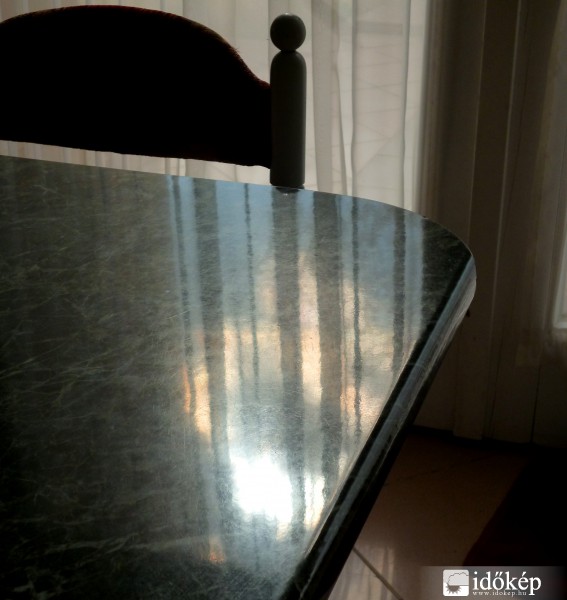 Felhő - irizáció az asztalban :)