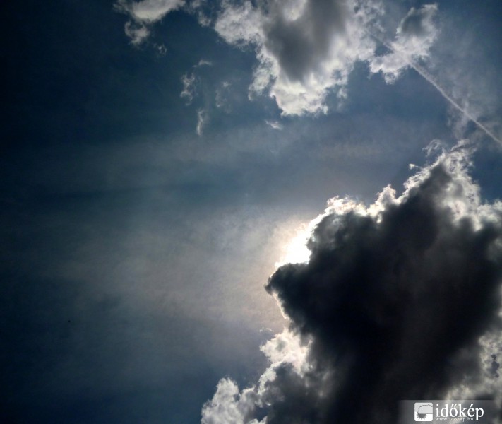 Halvány haló Gödöllő felett