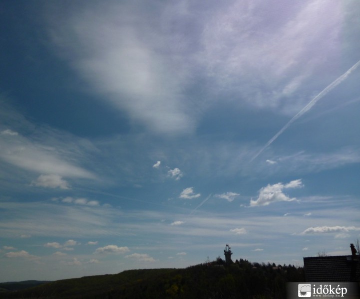 Lilásan Gödöllő felett