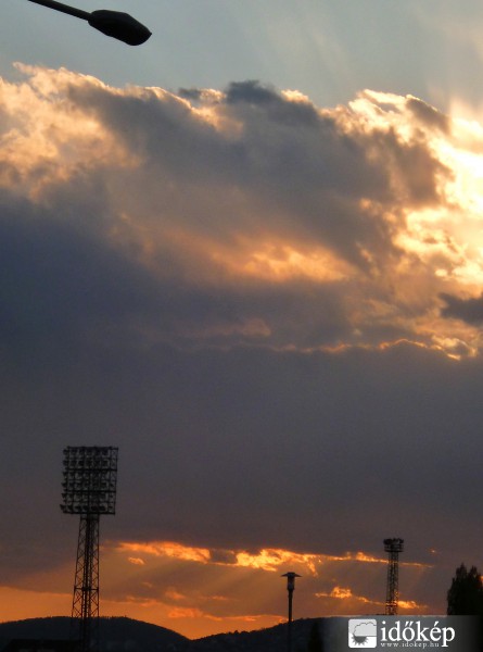 Narancs Tyndall-sugarak Budapest felett