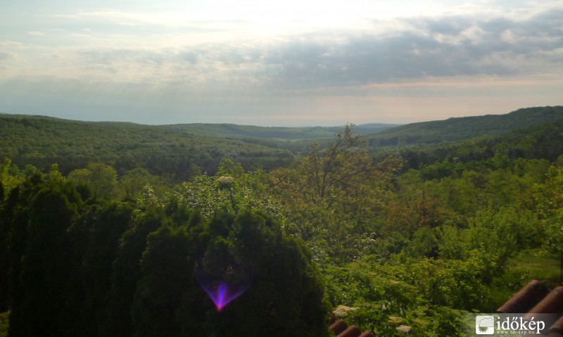 Ma reggeli tyndall-ok Gödöllő felett