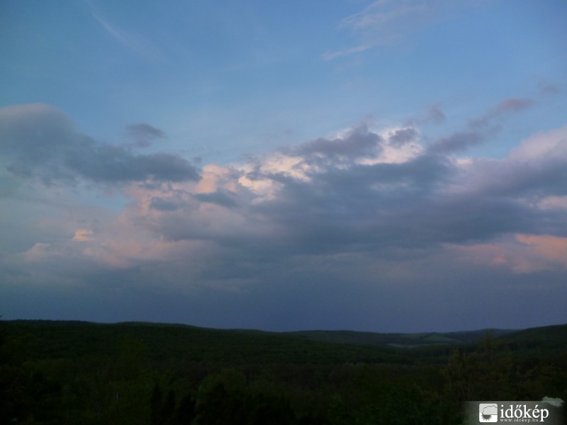 Zivatar előtt (2015.05.09., 19:42-kor)