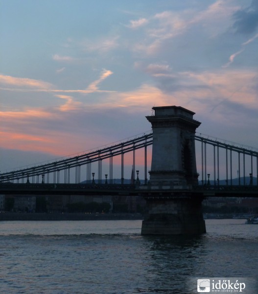 Lánchíd a lemenő Nap színeiben