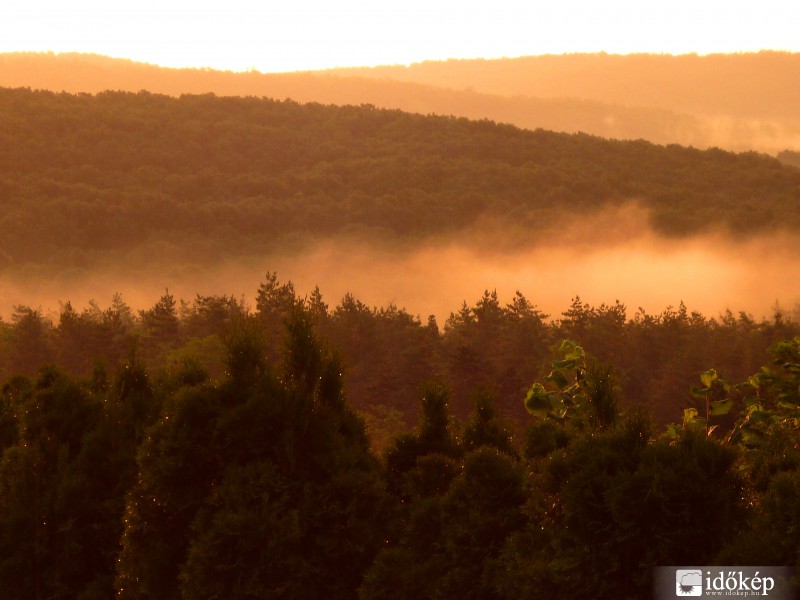 Eső után felszálló pára (ma 05:44-kor)