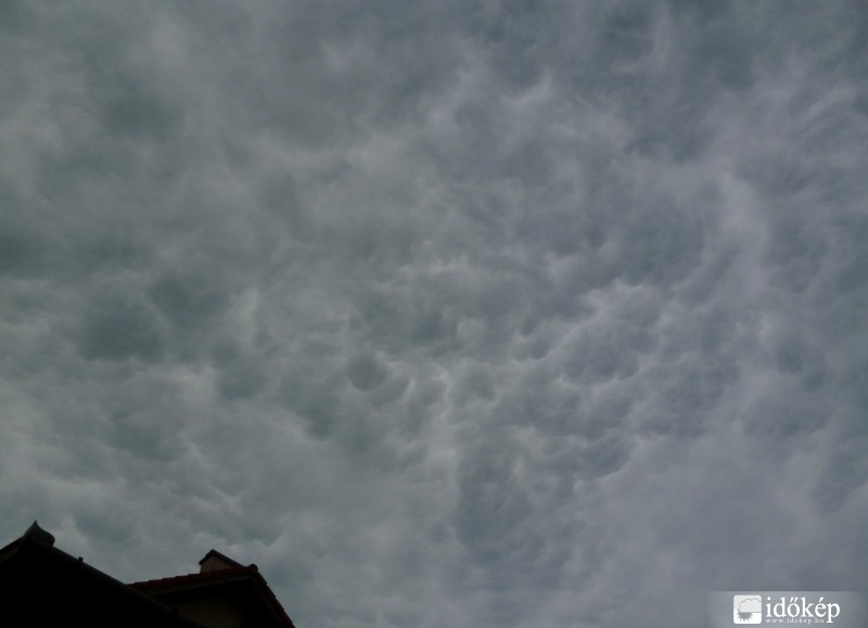 Mai égkép Gödöllő felett