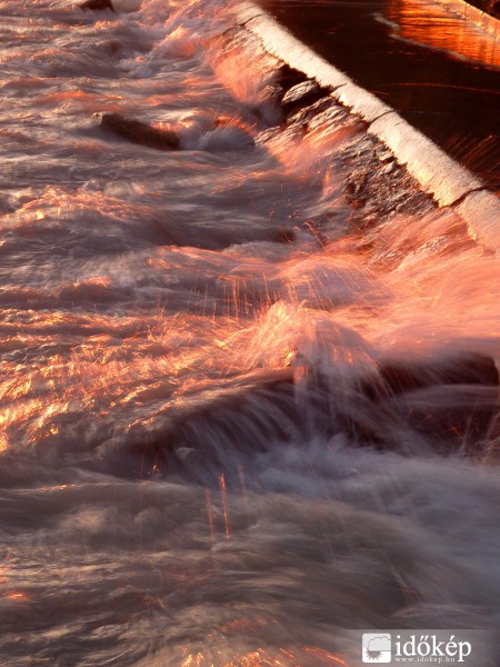 Kicsapó hullámok a naplemente fényében