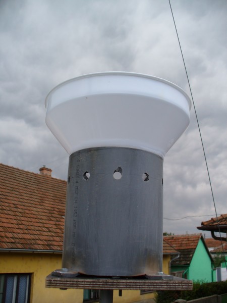 Csapadékmérőm tölcsérrel felszerelve 