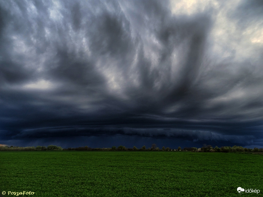 Ma esti cella így közeledett Dávod felé 