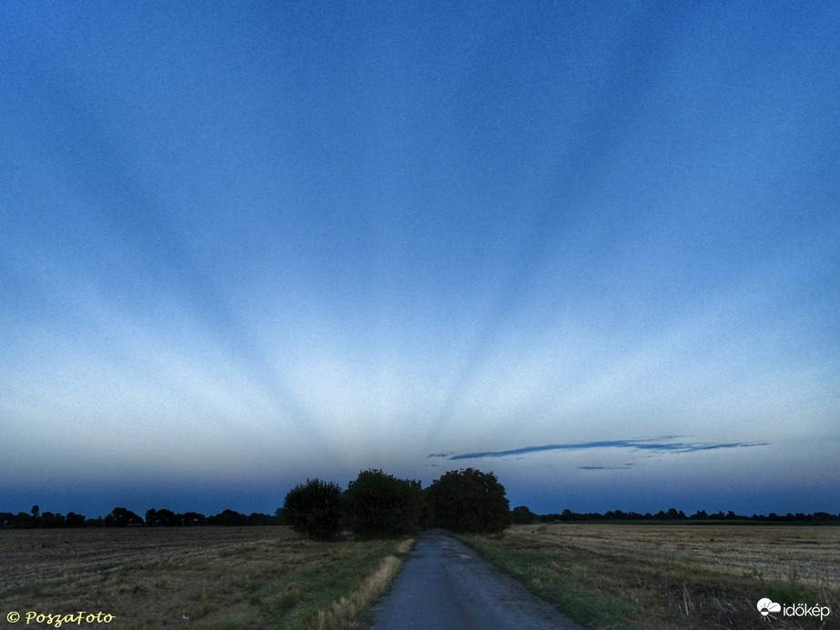 Mai napnyugta utáni antikrepuszkuláris sugarak