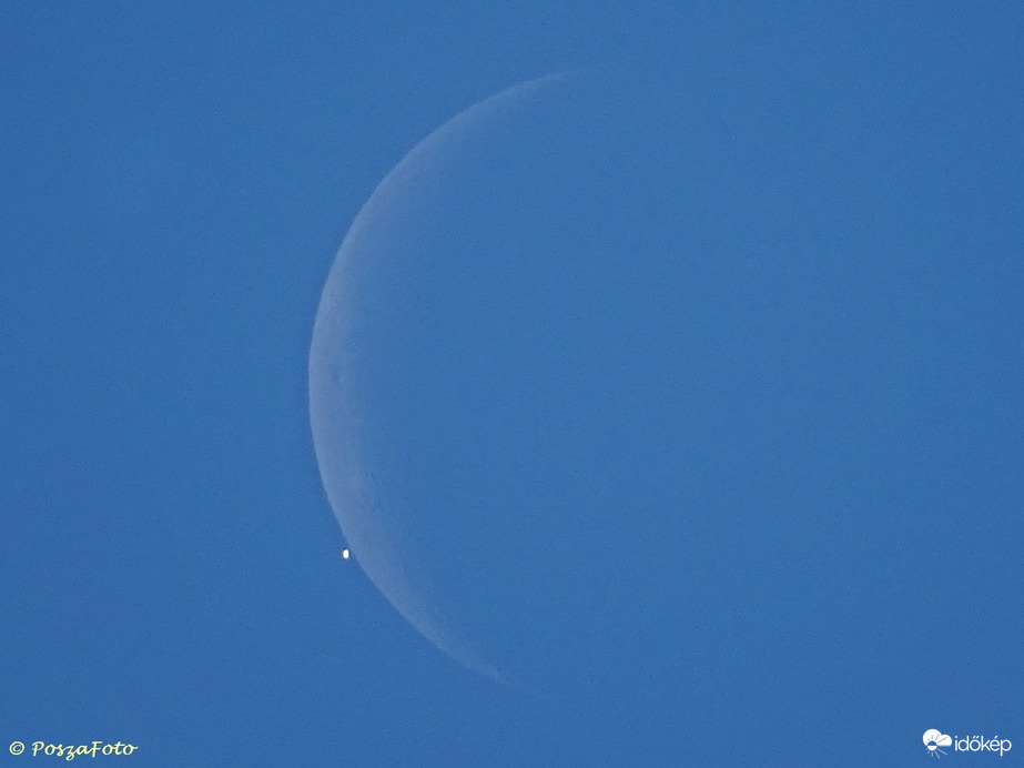 Ma délelőtt a Hold elfedte a Vénusz bolygót. Ez a fotóm két perccel a fedés előtt készült 11:09-kor.