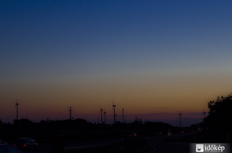 Alkonyat az autópályán...