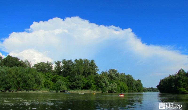Keleti oldalon elvonuló