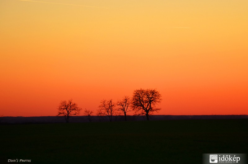 Alkonyodik a  határban..