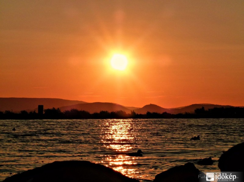 A lemenő nap fényében