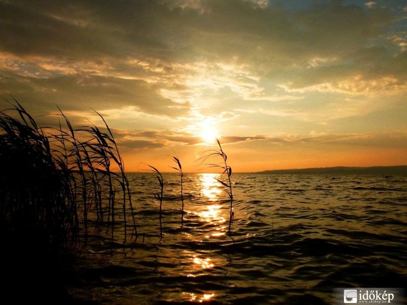 Lemenőben a Nap a Balaton felett