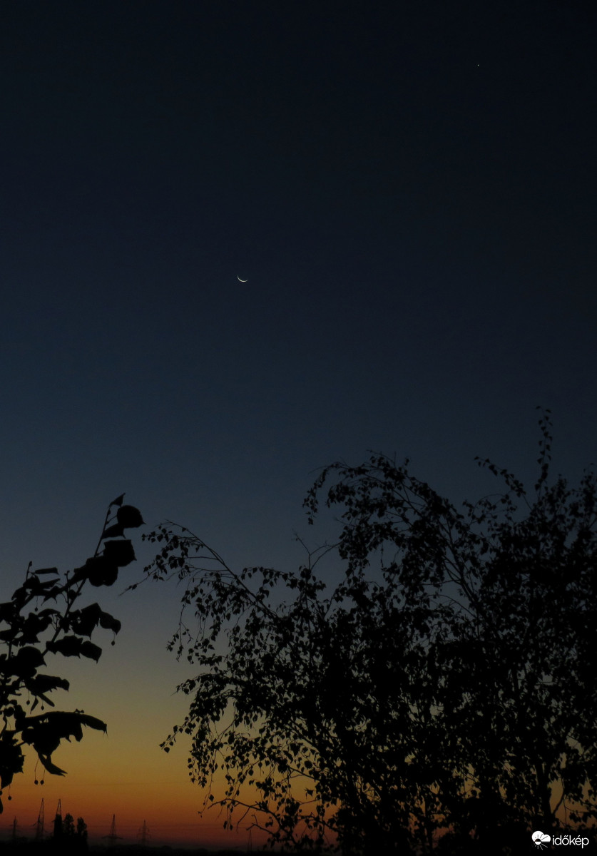 Még ragyog a Hold, s a jobb felső sarokban a Vénusz