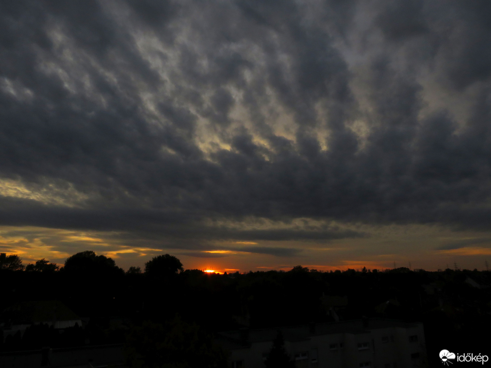 Felhők gomolygása naplementekor