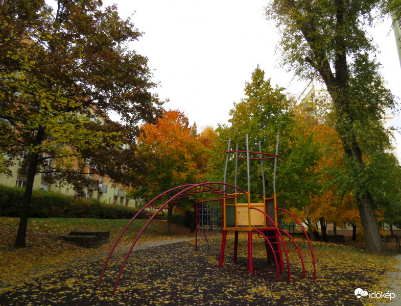 Üresedő játszótér