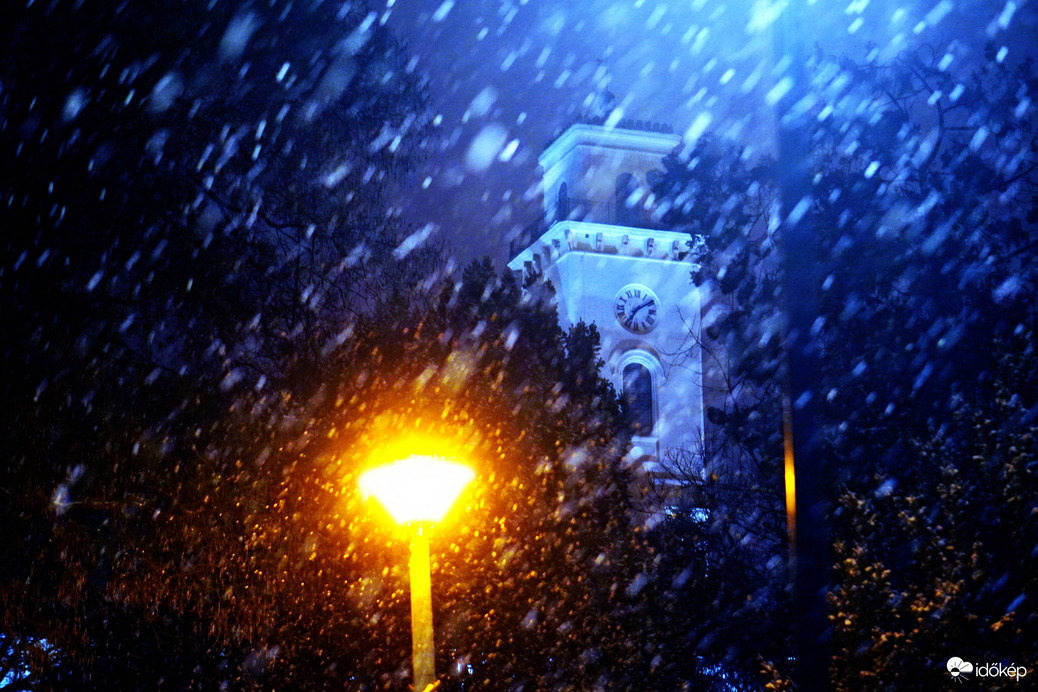 Karcag Főtere Esti hóesésben