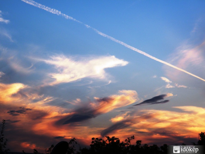 A lemenő nap színezte