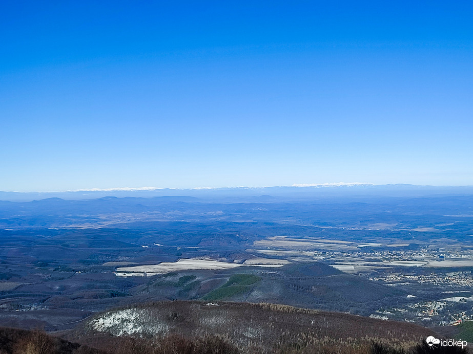 Távolban a Tátra havas csúcsai 