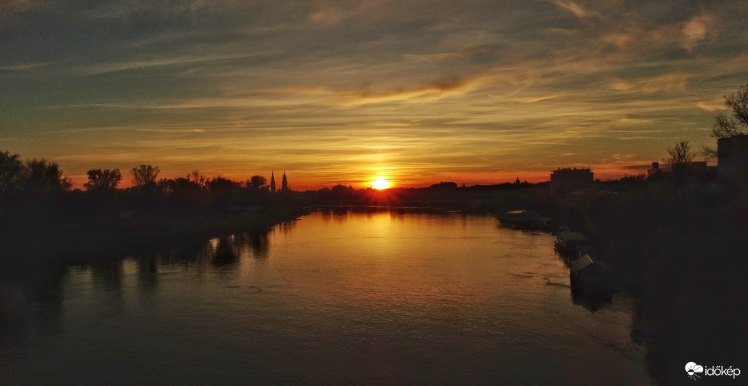 Tiszai naplemente egy halvány naposzloppal