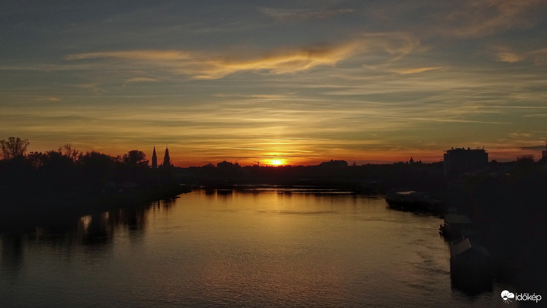 Tiszai naplemente egy halvány naposzloppal