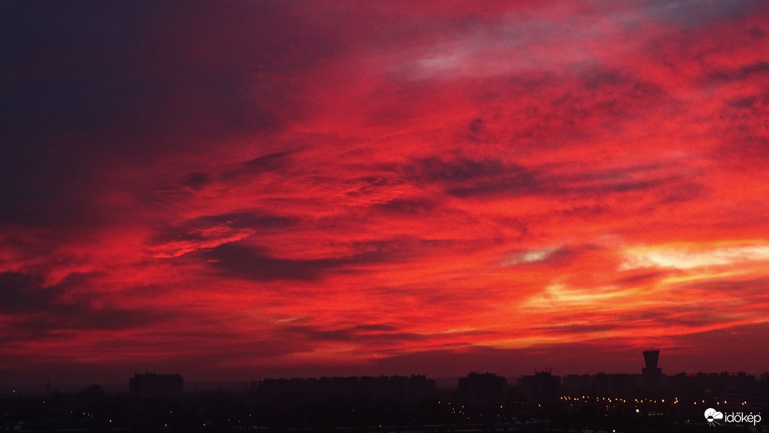 Vasárnap hajnali szépség Szegeden 