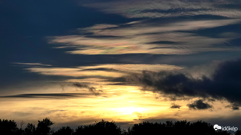Irizáló felhő naplemente előtt