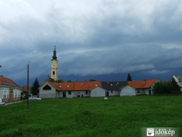 Duna árad, vihar támad