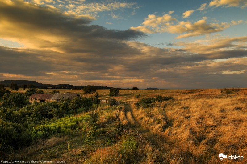 Lemenő nap fényében
