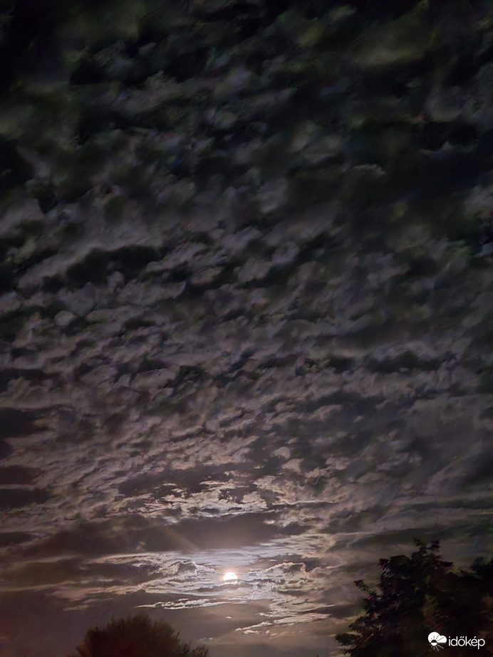 A felhők és a Hold