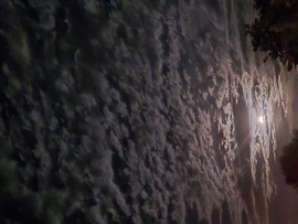 A felhők és a Hold