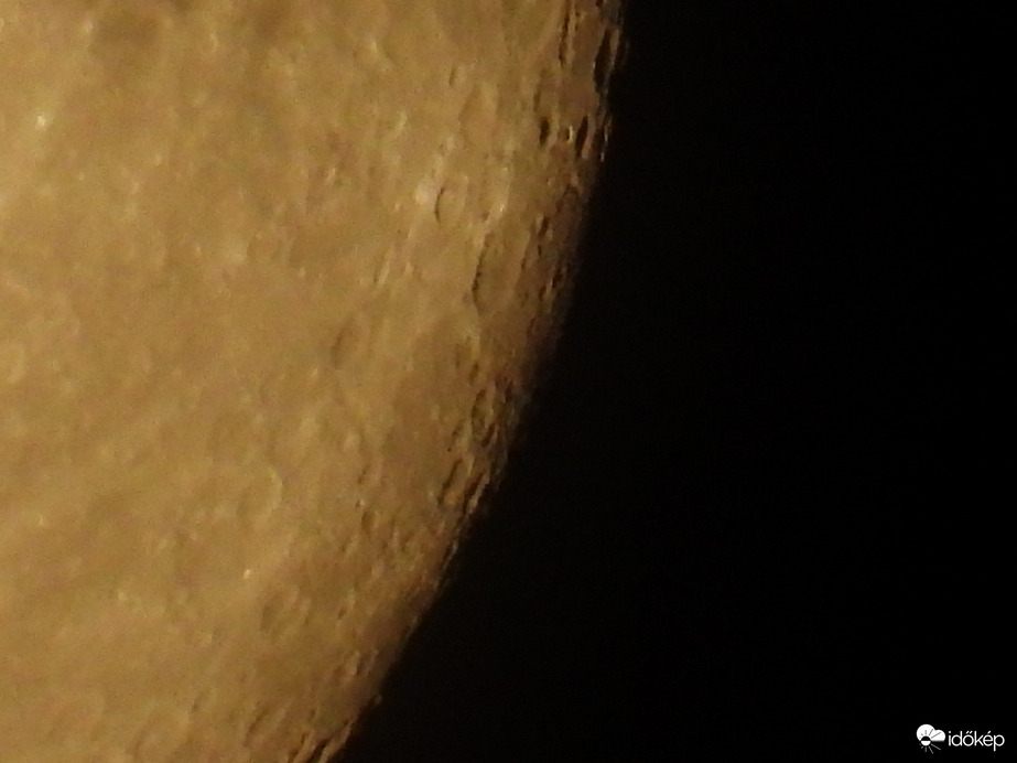 Kráterek a Holdon 3.