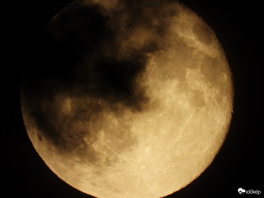 A felhők és a Hold