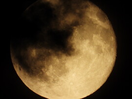 A felhők és a Hold