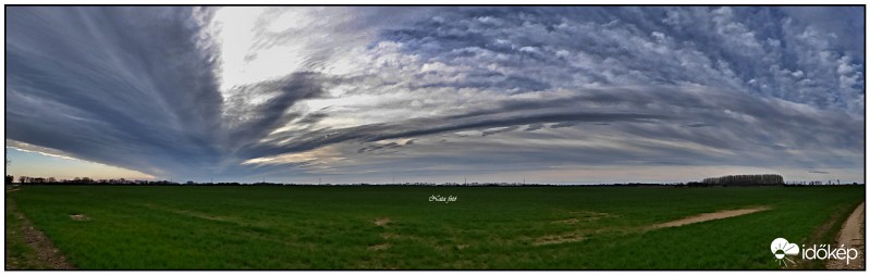 Altocumulus radiatus